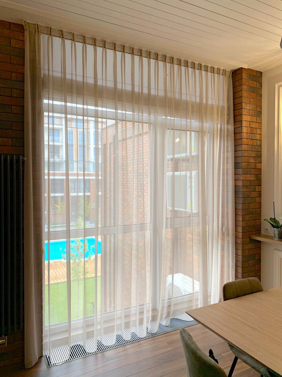 Проект Comfort City: лёгкий тюль на панорамных окнах